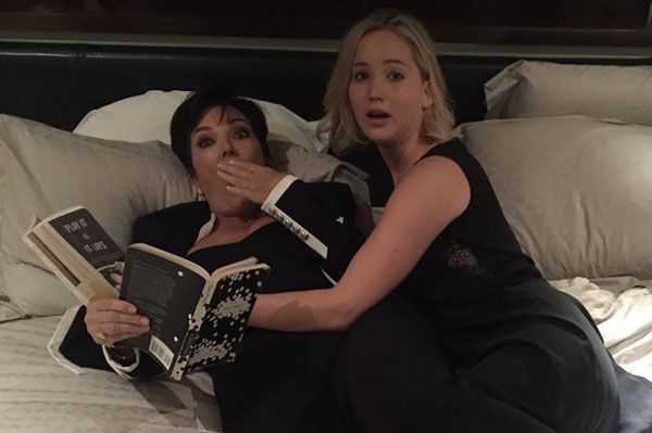 Jennifer Lawrence y Kris Jenner en la cama