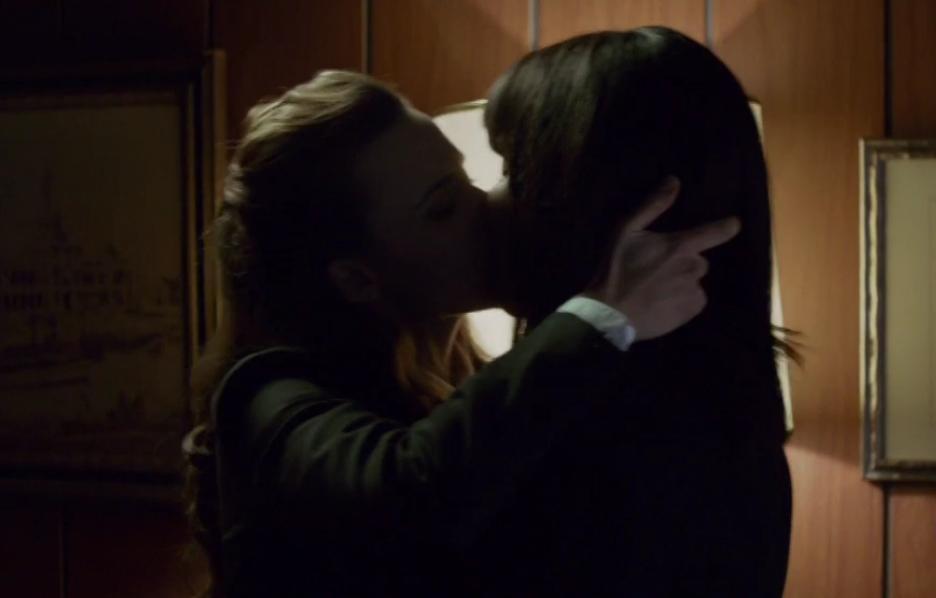 Irene y Amelia beso 3