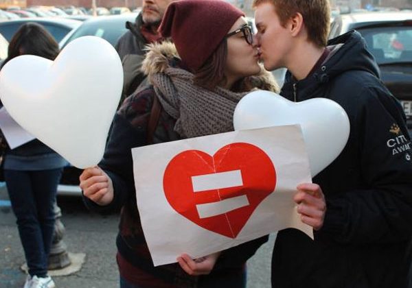 Italia aprueba las uniones homosexuales pero con un matrimonio edulcorado