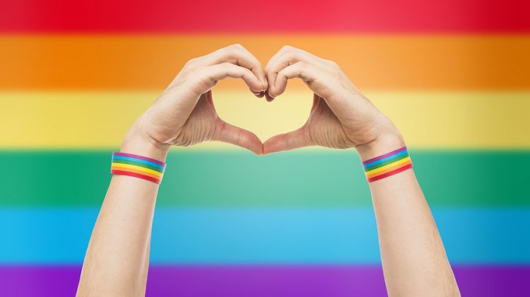 Pegatinas homófobas en una asociación LGTBI